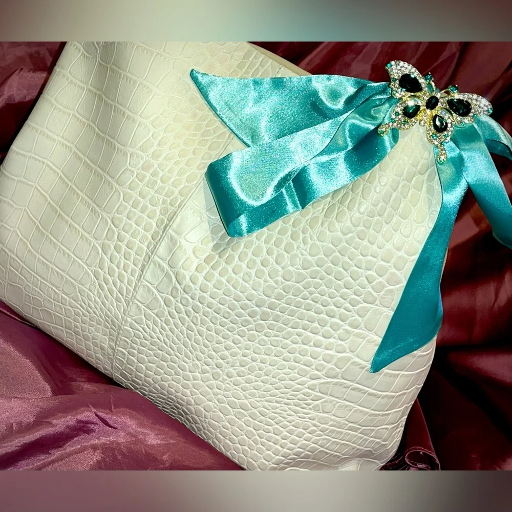 Vince Camuto Deeha Hobo Bag with VC Dust Bag - Picture 6 of 16